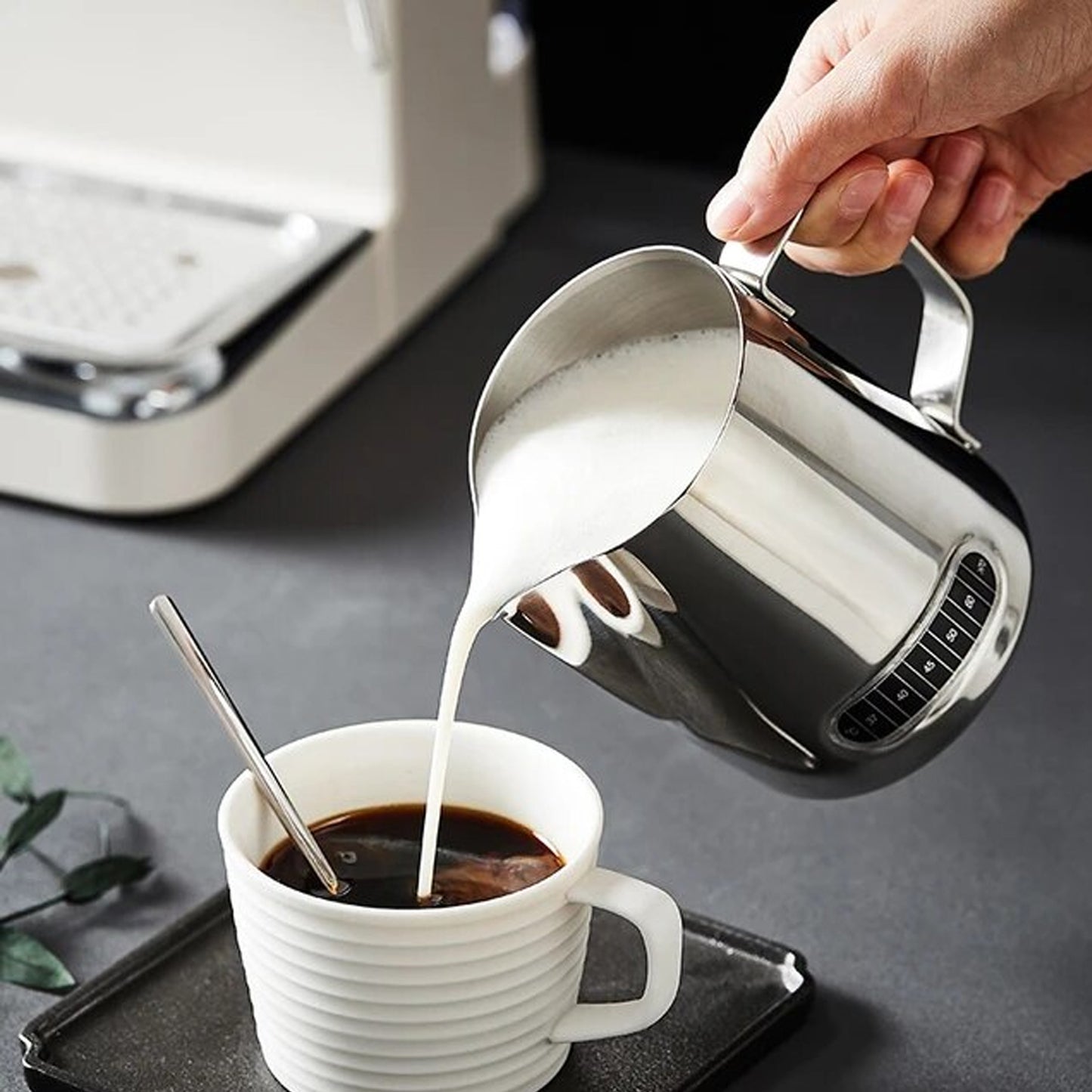 LECHERO DE ACERO INOXIDABLE PARA ARTE LATTE CON TERMÓMETRO 600 ML